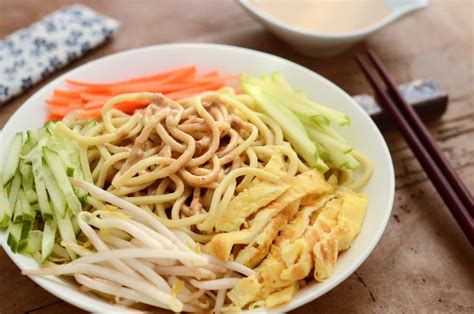  涼麺と濃厚な魚介の旨味！マオミン市名物「凉拌牛肉」の魅力を探る